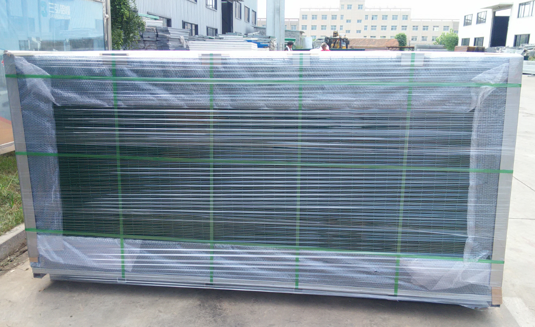 Decorative Wrought Iron 3D Wire Mesh Fence Green Vinyl Coated 1030mm height