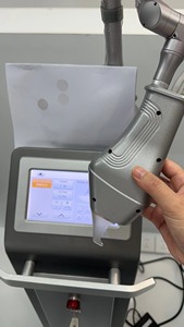 Appareil de beauté au laser CO2 fractionné 10600nm pour l'amélioration de la texture de la peau, la réduction des pores, le traitement anti-âge - Product Image 5