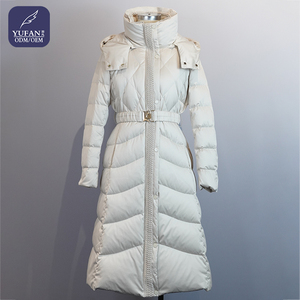 Manteau d'hiver long en duvet beige pour femme, avec capuche, ceinture à la taille, matelassage chevron et bordure en tricot, chaud et matelassé, pour femmes - Product Image 1