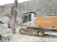 Foreuse de surface DTH pour travaux en plaine, machine de forage de roche hydraulique diesel sur chenilles pour trous de dynamitage en carrière D440