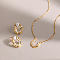 YC Ensemble Cadeau Classique en Acier Inoxydable Plaqué Or 18K avec Zircon Blanc, comprenant Boucles d'Oreilles Clous en Forme de Fer à Cheval et Collier Pendentif Réglable