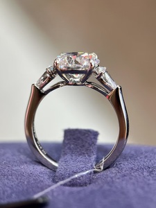 Bague en platine PT950 avec un grand diamant principal de 2,5 carats VS1 blanc D taille brillant rond, sertie sur quatre griffes, avec diamants de laboratoire - Product Image 2