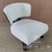 Nouveau fauteuil simple de salon minimaliste en bois massif foncé, avec dossier incliné bas et tissu texturé crocodile blanc sans accoudoirs