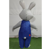 Costume gonflable de lapin de dessin animé mignon, combinaison gonflable de lapin gris pour adulte, salopette bleue à imprimé carotte pour spectacle scénique