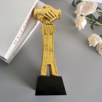 Trophées de compétition en résine à base de cristal Souvenirs de trophée étoile d'or Trophée de cristal gravé personnalisé