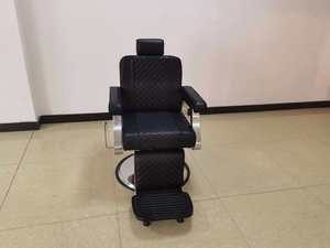Fauteuil de barbier de luxe en acier inoxydable avec base en titane noir et pompe géante, dossier inversé, pour salon de coiffure - Product Image 4