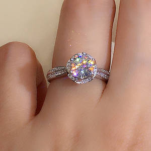 Anello di Fidanzamento F1295 per Donna in Oro Bianco con Diamante Taglio Brillante Rotondo Colore D Naturale e Diamanti Laterali - Product Image 4