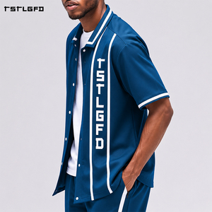 Conjunto de camisa y pantalones cortos de felpa francesa gruesa con logo personalizado impreso, estilo streetwear oversize, manga corta y botones. - Product Image 3