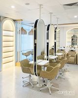 Miroir de salon ovale pleine longueur avec cadre doré, argenté et noir, et bande de connexion au pilier du plafond