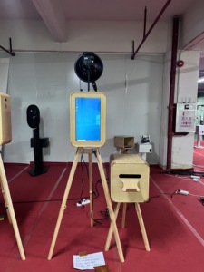 Cabina de Fotos Comercial de Madera con Soporte para Trípode, Impresión Instantánea DNP DS620, Kiosco de Fotos - Product Image 4