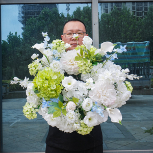 Guirnalda de Flores Artificiales Verde y Blanca de 40cm de Diámetro, Hecha a Mano en Fábrica, para Decoración - Product Image 1