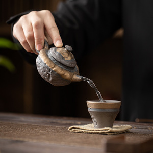 Service à thé Kung Fu <span class=keywords><strong>en</strong></span> grès rétro fait à la main bouilloire unique de petite taille avec <span class=keywords><strong>pot</strong></span> <span class=keywords><strong>en</strong></span> épicéa glaçure et passoire <span class=keywords><strong>en</strong></span> céramique verres à café - Product Image 2