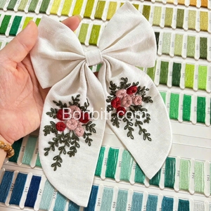 Barrettes à cheveux personnalisées surdimensionnées en lin blanc avec nœud marin et motif floral de roses rouges brodé à la main, à longue queue - Product Image 6