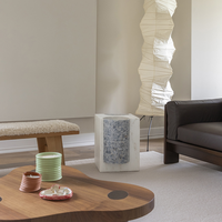 Table d'appoint en pierre bicolore Dream Home avec cadre incurvé et incrustation d'onyx, mobilier d'appoint minimaliste pour villa et patio