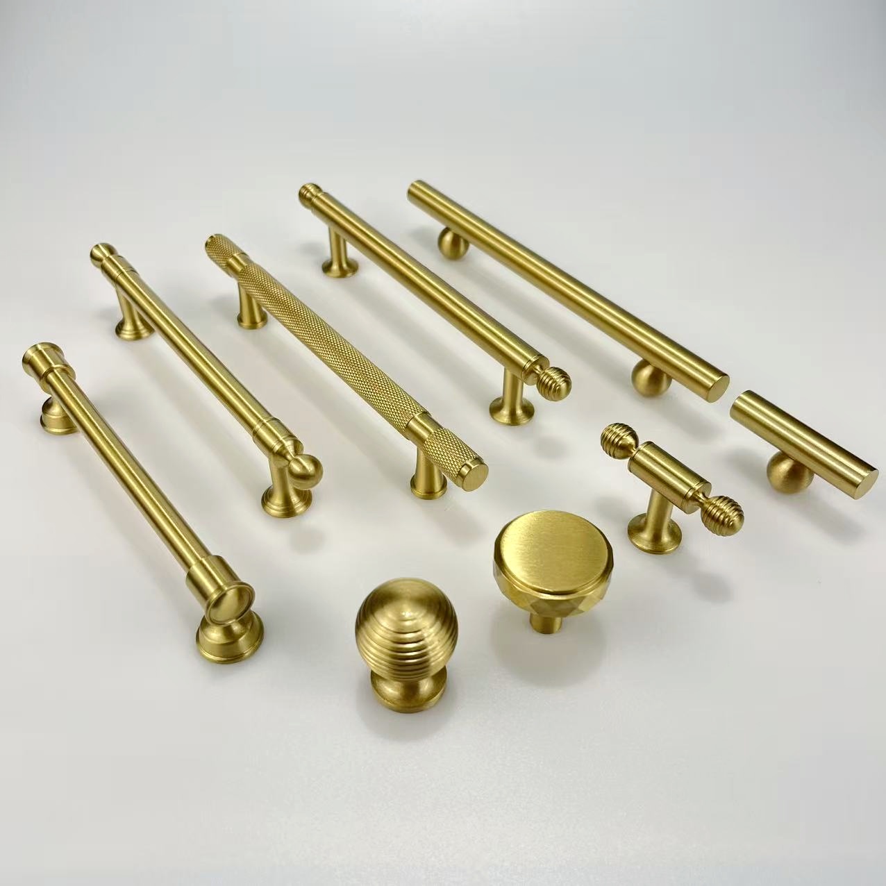 European Style Italianism Brass Furniture Hardware Handles Hot Sale Gold Pull Drawer Knobs Desk Cabinet Pulls Direct China