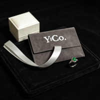 Pochette à bijoux en daim gris foncé avec séparateur, logo argenté personnalisé, ruban de haute qualité