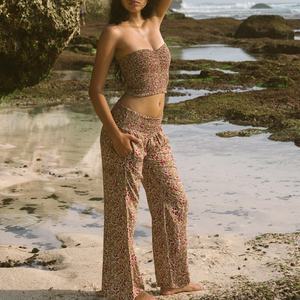 Conjunto de Dos Piezas de Pantalones Casuales con Top Corto Estampado Playero, Conjunto de Pantalones y Top Corto Plisado de Rayón Prelavado Personalizado - Product Image 1