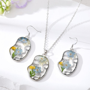 Parure de bijoux plaqué or avec pendentif visage, collier fleur en résine et boucles d'oreilles pendantes pour femme, cadeau idéal pour les fêtes - Product Image 2