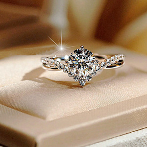 Anello di Fidanzamento a Quattro Punte a Forma di V per Donne, Elegante Gioiello da Matrimonio Stile Principessa - Product Image 3