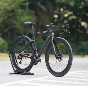 Vélo de route en carbone CYCLONE-3rd (3K ED) |   Vélo de course 700C 24 vitesses avec freins à disque hydrauliques - Product Image 2