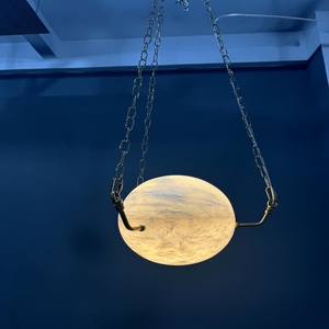 Luminaire suspendu sphérique de luxe en albâtre avec crochets en métal doré et plafonnier pour une ambiance commerciale et résidentielle - Product Image 2