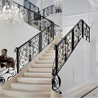 Escalier intérieur en colimaçon de luxe moderne avec main courante en fer pour le hall des appartements Escaliers de luxe en fer forgé à double courbe