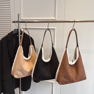 Bolso de Hombro Casual de Moda para el Día a Día, Bolso Hobo de Ante para Mujer al por Mayor con Ribete de Borrego, Dos Correas y Cierre de Cremallera - Product Image 1