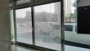 Film LED flexible personnalisé P40 <span class=keywords><strong>P50</strong></span> pour intérieur, écran transparent couleur pleine pour magasin de détail, centre commercial, exposition - Product Image 3