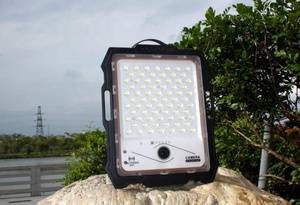 Manajemen cerdas multi-pengguna IP67 <span class=keywords><strong>LED</strong></span> 1080P kamera keamanan 32GB Sensor radar kartu surya 100W lampu sorot