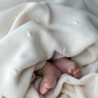 Couverture en tricot doux pour bébé Couverture en coton biologique blanc à pois pour nouveau-né Jeté confortable pour berceau ou poussette