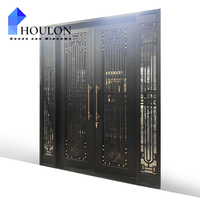 Porte d'entrée en verre lumineuse et ouverte avec cadre noir et poignées dorées pour les halls lumineux
