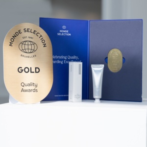 Crema de Manos para una Piel Suave y Tersa, Anti-agrietamiento, No Grasosa, en Tubo de Aluminio, con Fragancia Amaderada, para Piel Normal # CREMA DE MANOS RADIANTE PARA JÓVENES NMN - Product Image 4