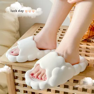 Sandal Rumah Kamar Tidur Mewah Desainer Sandal Alas Kaki untuk Wanita Musim Panas Sandal Awan EVA Lembut Sol Tebal Anti Slip