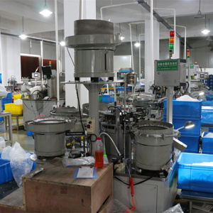 Cabezal de bomba de Perfume de alta eficiencia, bomba de <span class=keywords><strong>pistola</strong></span> cuadrada, ensamblaje totalmente automático, fabricante de máquina, nuevo estilo - Product Image 3