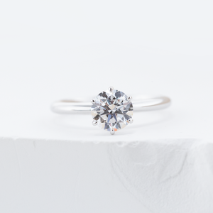 <span class=keywords><strong>Anillo</strong></span> de Oro de 18K con Certificado IGI, Personalizable, con Engaste de 6 Puntas para Diamante Redondo Cultivado en Laboratorio de 2ct - Product Image 1