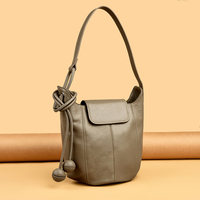Sac seau en cuir véritable cousu à la main avec pendentif boule pour femme, sac à main en cuir de vachette arrondi avec cordon de serrage, sac à bandoulière de luxe