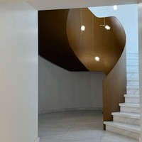 Escalier en colimaçon en acier avec rampe en fer forgé, marches en bois personnalisables, design moderne durable et sûr pour villa de luxe, utilisation en intérieur