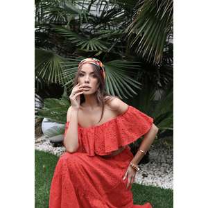 Robe décontractée rouge brodée à épaules dénudées, taille élastique, coupe trapèze, tissée respirante avec volants - Product Image 2