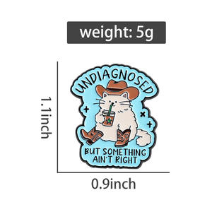 Забавные эмалевые значки с котом-ковбоем и цитатой: «Не диагностировано, но что-то не так». Броши и нагрудные украшения оптом. - Product Image 6