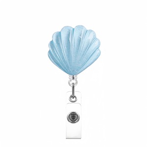 Vente en gros de nouveaux clips et porte-badges fantaisie irisés en forme de coquille Saint-Jacques. - Product Image 4