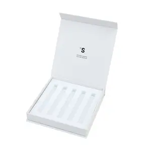 Beyaz mat manyetik ambalaj özel Logo kabartma/Debossing kutuları EVA köpük ek hediye karton kozmetik için