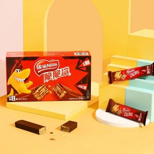 Biscotti Sandwich Rettangolari Nestlé Sweet Crispy 640g ai Gusti Cioccolato e Arachidi, Confezione da 24 Pezzi in Scatola e Sacchetto - Product Image 4