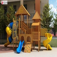 Großer Kinder-Fitnesspark mit Holzrutsche, Kletternetz und Holzrahmen – Outdoor-Spielplatzrutsche mit Holzloch