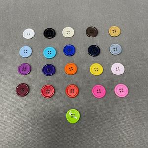 ZSY haute qualité résine 4 trous boutons de couture bricolage artisanat vêtements accessoires en gros vêtements vêtements - Product Image 1