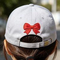Patchs thermocollants brodés de haute qualité en gros, motif nœud rouge, pour chapeaux, vêtements, sacs et textiles de maison