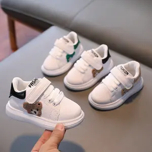 Sepatu anak laki-laki dan perempuan, sneaker kasual putih kecil beruang mewah lucu Musim Semi dan Gugur