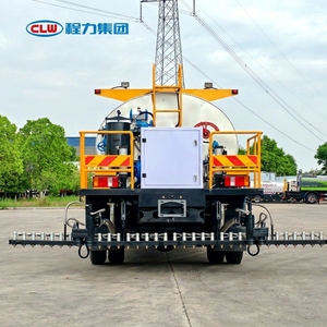 Camión Distribuidor de Asfalto Inteligente HOWO 4x2 de 6000L con Calentamiento por Aceite <span class=keywords><strong>Térmico</strong></span> y Pulverizador de Betún para Mantenimiento de Carreteras Municipales - Product Image 4