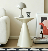Minimalistischer Designer-Beistelltisch in Schwarz, Hochwertiger Runder Kleiner Couchtisch, Langlebiger Moderner Wohnzimmer- & Schlafzimmer-Beistelltisch zum Verkauf