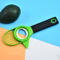 Multifunctionele 3-in-1 fruit- en groentetool, handmatig, van roestvrij staal en kunststof, avocado-snijder & -ontpitter met TPR-handvat
