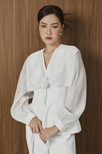 Blusa Elegante/Femenina/Chic de Vietnam con Escote Profundo en V y Capa Drapeada EVE - Blusa de Organza Suave con Detalle de Rosa KA61 - Product Image 4